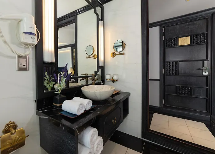 Lotus D'orient Cruise Khu nghỉ mát