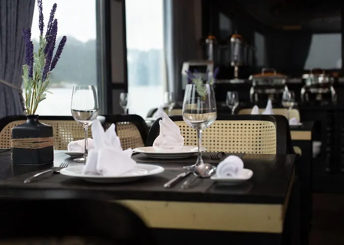 Lotus D'orient Cruise Khu nghỉ mát 5*